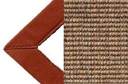 Sisal Cognac 008 tæppe med kantbånd i bricked farve